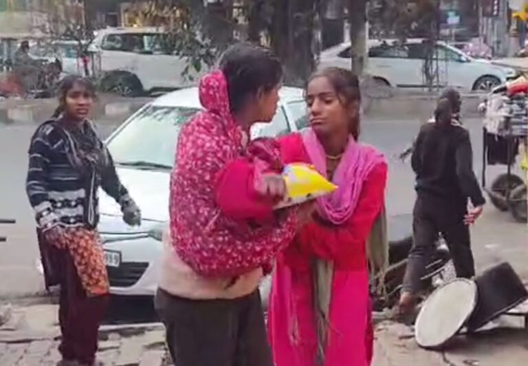 ਅੰਮ੍ਰਿਤਸਰ ’ਚ ਨਸ਼ਾ ਕਰਦੀਆਂ ਕੁੜੀਆਂ ਦਾ ਹੰਗਾਮਾ/ ਨਸ਼ੇ ਖਾਤਰ ਉਲਝਣ ਦੀ ਵੀਡੀਓ ਵਾਇਰਲ