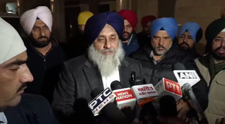 ਦਰਬਾਰ ਸਾਹਿਬ ਵਿਖੇ ਨਵੇਂ ਵਰ੍ਹੇ ਮੌਕੇ ਸੰਗਤ ਦਾ ਤਾਂਤਾ/ ਦੇਸ਼ ਵਿਦੇਸ਼ ਤੋਂ ਪਹੁੰਚੀ ਸੰਗਤ ਨੇ ਟੇਕਿਆ ਮੱਥਾ