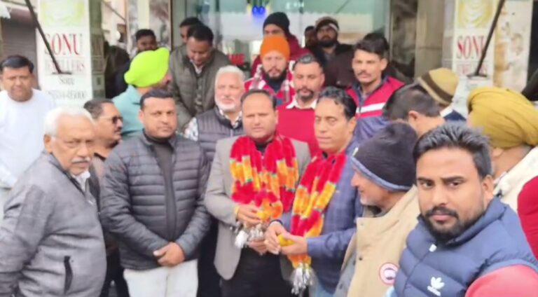 ਬਰੇਟਾ ’ਚ ਵਪਾਰ ਕਮਿਸ਼ਨ ਦੇ ਅਹੁਦੇਦਾਰਾਂ ਦੀ ਚੋਣ/ ਆਪ ਵਰਕਰਾਂ ਨੇ ਲੱਡੂ ਵੰਡ ਕੇ ਸਾਂਝਾ ਕੀਤੀ ਖੁਸ਼ੀ