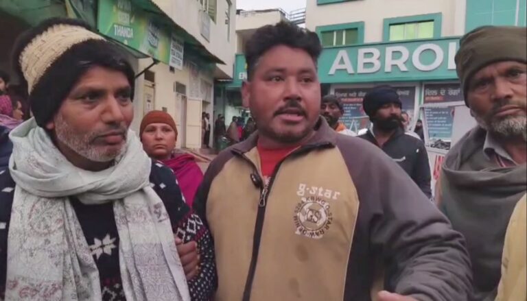 ਗੁਰਦਾਸਪੁਰ ’ਚ ਨਿੱਜੀ ਹਸਪਤਾਲ ਦੇ ਬਾਹਰ ਹੰਗਾਮਾ/ ਹਸਪਤਾਲ ’ਤੇ ਲਾਸ਼ ਨਾ ਦੇਣ ਦੇ ਲੱਗੇ ਇਲਜ਼ਾਮ/ ਹੰਗਾਮਾ ਤੋਂ ਬਾਅਦ ਪਰਿਵਾਰ ਨੂੰ ਸੌਂਪੀ ਲਾਸ਼