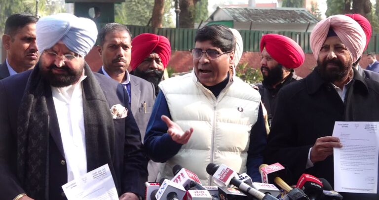 ਰਾਜਪਾਲ ਕਟਾਰੀਆਂ ਨੂੰ ਮਿਲਿਆ ਭਾਜਪਾ ਆਗੂਆਂ ਦਾ ਵਫਦ/ ਸੂਬੇ ਦੇ ਮਸਲਿਆਂ ਨੂੰ ਲੈ ਕੇ ਸੌਂਪਿਆ ਮੰਗ ਪੱਤਰ