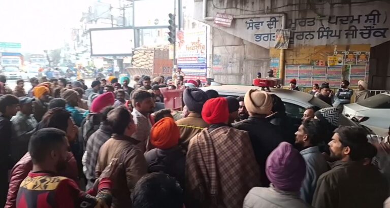 ਖੰਨਾ ’ਚ ਐਂਬੂਲੈਂਸ ਲੇਟ ਆਉਣ ਨੂੰ ਲੈ ਕੇ ਹੰਗਾਮਾ/ ਬਜ਼ੁਰਗ ਦੀ ਮੌਤ ਬਾਅਦ ਨਹੀਂ ਪਹੁੰਚੀ ਐਂਬੂਲੈਂਸ/ ਲਾਸ਼ ਨੂੰ ਲੈ ਕੇ ਪਰਿਵਾਰ ਤੇ ਪੁਲਿਸ ਵਿਚਾਲੇ ਬਹਿਸ਼