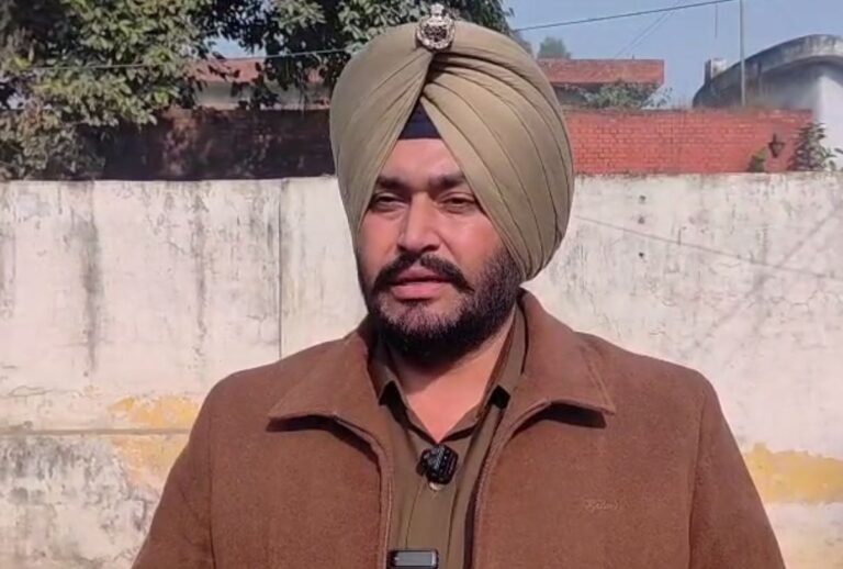 ਅਜਨਾਲਾ  ’ਚ ਐਡਵੋਕੇਟ ਦੀ ਗੱਡੀ ’ਤੇ ਫਾਇਰਿੰਗ/ ਗੱਡੀ ਥਾਣੇ ਅੰਦਰ ਵਾੜ ਕੇ ਬਚਾਈ ਜਾਨ