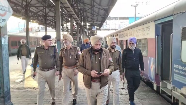 ਅੰਮ੍ਰਿਤਸਰ ਪੁਲਿਸ ਵੱਲੋਂ ਆਜ਼ਾਦੀ ਦਿਵਸ ਮੌਕੇ ਹਾਈ ਅਲਰਟ/ ਰੇਲਵੇ ਸਟੇਸ਼ਨਾਂ ‘ਤੇ GRP ਤੇ RPF ਵੱਲੋਂ ਸਾਂਝੀ ਚੈਕਿੰਗ
