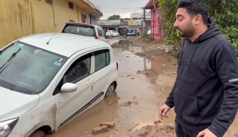 ਗੁਰਦਾਸਪੁਰ ’ਚ ਸੜਕ ’ਤੇ ਪੁੱਟੇ ਟੋਏ ’ਚ ਡਿੱਗੀ ਕਾਰ/ ਸੀਵਰੇਜ ਮਹਿਕਮੇ ਨੇ ਪੁੱਟਿਆ ਸੀ ਟੋਇਆ/ ਗੱਡੀ ਦਾ ਭਾਰੀ ਨੁਕਸਾਨ, ਮਾਲਕ ਨੇ ਮੰਗਿਆ ਮੁਆਵਜ਼ਾ