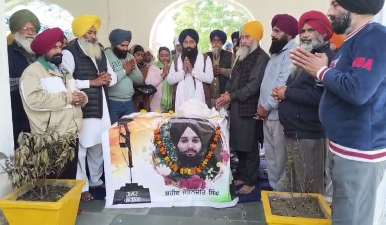 ਸ਼ਹੀਦ ਫੌਜੀ ਦੀਆਂ ਅਸਥੀਆਂ ਪਤਾਲਪੁਰੀ ਸਾਹਿਬ ਵਿਖੇ ਜਲ ਪ੍ਰਵਾਹ/ ਪਰਿਵਾਰ ਦੇ ਨਾਲ ਸੈਂਕੜਾ ਇਲਾਕਾ ਨਿਵਾਸੀ ਰਹੇ ਮੌਜੂਦ