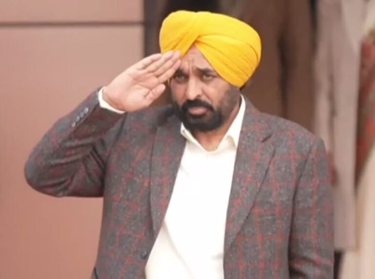 ਹੁਸ਼ਿਆਰਪੁਰ ‘ਚ ਮੁੱਖ ਮਾਨ ਨੇ ਲਹਿਰਾਇਆ ਤਿਰੰਗਾ/ ਪਰੇਡ ਦੀ ਕੀਤਾ ਨਿਰੀਖਣ, ਗੈਂਗਸਟਰਾਂ ਨੂੰ ਸਖਤ ਚਿਤਾਵਨੀ ਕਿਹਾ, ਬਖਸ਼ੇ ਨਹੀਂ ਜਾਣਗੇ ਕਾਨੂੰਨ ਤੋੜਣ ਵਾਲੇ