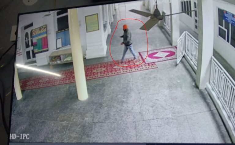 ਗੁਰਦਾਸਪੁਰ ਦੇ ਗੁਰੂ ਘਰ ਅੰਦਰ ਨਾਟਕੀ ਢੰਗ ਨਾਲ ਚੋਰੀ/ ਗਰੀਬ ਦਾ ਮੋਬਾਈਲ ਲੈ ਕੇ ਨੌਜਵਾਨ ਫਰਾਰ