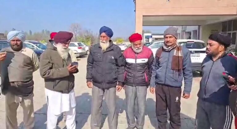ਗੁਰਦਾਸਪੁਰ ਦੇ ਕਿਸਾਨਾਂ ਦੇ ਮੁਆਵਜ਼ੇ ’ਚ ਘਪਲੇਬਾਜ਼ੀ ਦਾ ਸ਼ੱਕ/ ਕਿਸਾਨਾਂ ਤੇ ਆਪ ਆਗੂ ਵੱਲੋਂ ਐਸਡੀਐਮ ਕੋਲ ਸ਼ਿਕਾਇਤ