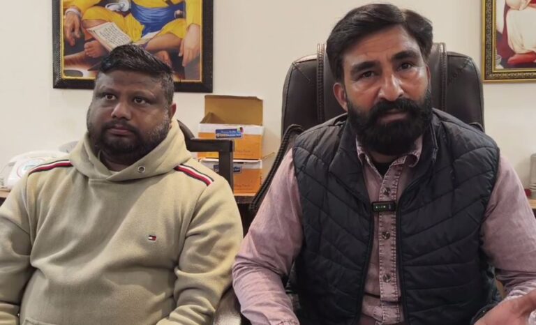 ਅੰਮ੍ਰਿਤਸਰ ’ਚ ਨਸ਼ੇ ਦੀ ਵਾਇਰਲ ਵੀਡੀਓ ਬਾਰੇ ਵੱਡਾ ਖੁਲਾਸਾ/ ਸਰਕਾਰੀ ਮੁਲਾਜ਼ਮ ਨਿਕਲਿਆ ਨਸ਼ੇ ’ਚ ਝੂਮਦਾ ਨੌਜਵਾਨ/ ਅਮਨ ਵਾਲਮੀਕੀ ਨੇ ਪੁਲਿਸ ਚੁਪੀ ’ਤੇ ਚੁੱਕੇ ਸਵਾਲ