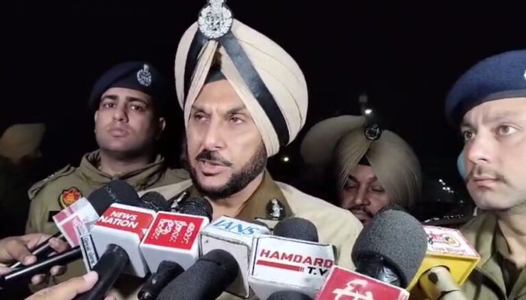 ਅੰਮ੍ਰਿਤਸਰ ਪੁਲਿਸ ਕਮਿਸ਼ਨਰ ਵੱਲੋਂ ਨਾਕਿਆਂ ਦਾ ਦੌਰਾ/ ਇੰਡੀਆ ਗੇਟ ਵਿਖੇ ਵਿਸ਼ੇਸ਼ ਨਾਕੇਬੰਦੀ ਦੌਰਾਨ ਵਾਹਨਾਂ ਤੇ ਸ਼ੱਕੀਆਂ ਦੀ ਜਾਂਚ