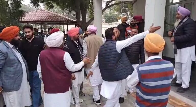 ਬਠਿੰਡਾ ’ਚ ਕਾਂਗਰਸ ਦੀ ਮੀਟਿੰਗ ਦੌਰਾਨ ਹੰਗਾਮਾ/ ਆਪਸੀ ਮਤਭੇਦ ਤੇ ਧੱਕਾਮੁੱਕੀ ਦੀਆਂ ਤਸਵੀਰਾਂ ਵਾਇਰਲ