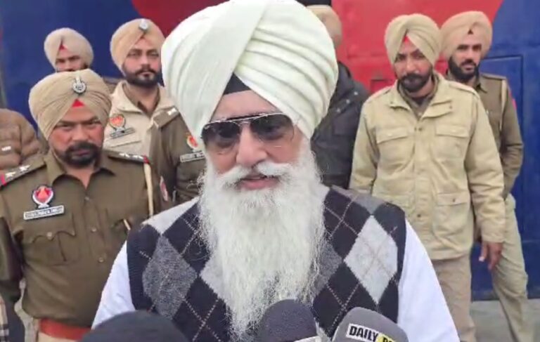 ਨਾਭਾ ਜੇਲ੍ਹ ਅੰਦਰ ਮਜੀਠੀਆ ਨੂੰ ਮਿਲੇ ਬਾਬਾ ਗੁਰਿੰਦਰ ਢਿੱਲੋਂ/ ਮਜੀਠੀਆ ਖਿਲਾਫ ਲੱਗੇ ਦੋਸ਼ਾਂ ਨੂੰ ਦੱਸਿਆ ਝੂਠ