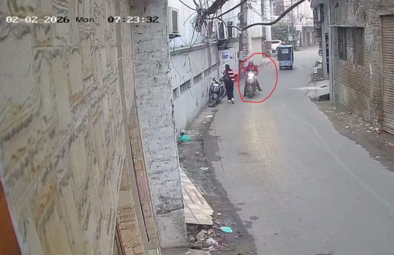 ਅੰਮ੍ਰਿਤਸਰ ’ਚ ਰਾਹ ਜਾਂਦੀ ਲੜਕੀ ਨਾਲ ਲੁੱਟ/ ਸ਼ਰੇਆਮ ਮੋਬਾਈਲ ਖੋਹ ਕੇ ਲੁਟੇਰਾ ਫਰਾਰ/ ਫੜਣ ਦੀ ਕੋਸ਼ਿਸ਼ ਦੌਰਾਨ ਲੜਕੀ ਜ਼ਖਮੀ