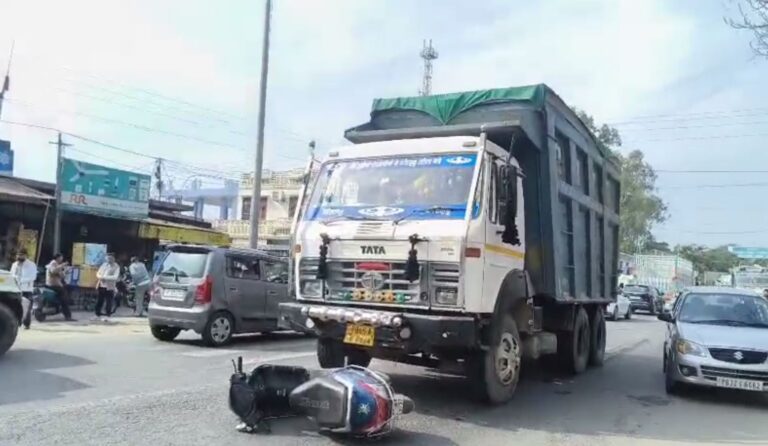 ਨੰਗਲ ’ਚ ਸੜਕ ਹਾਦਸੇ ਦੌਰਾਨ ਦੋ ਜ਼ਖਮੀ/ ਟਿੱਪਰ ਨੇ ਐਕਟਿਵਾ ਸਵਾਰਾਂ ਨੂੰ ਮਾਰੀ ਟੱਕਰ