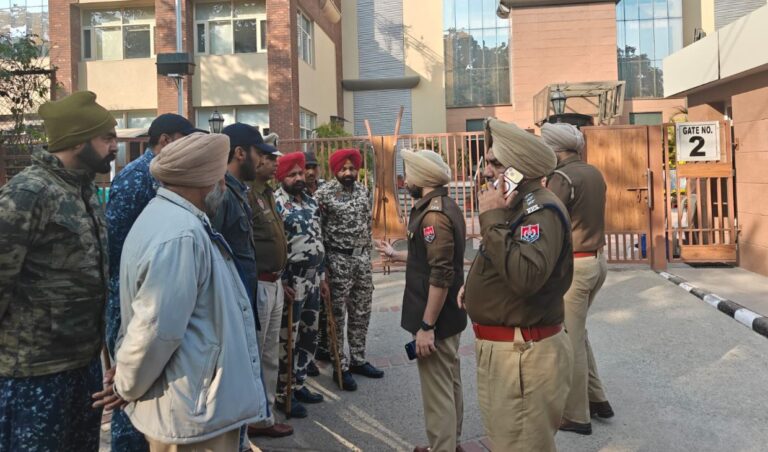 ਮੋਹਾਲੀ ਦੇ ਸਕੂਲਾਂ ਨੂੰ ਬੰਬ ਨਾਲ ਉਡਾਉਣ ਦੀ ਧਮਕੀ/ ਪੁਲਿਸ ਨੇ ਸਕੂਲ ਬੰਦ ਕਰਵਾ ਕੇ ਜਾਂਚ ਕੀਤੀ ਸ਼ੁਰੂ