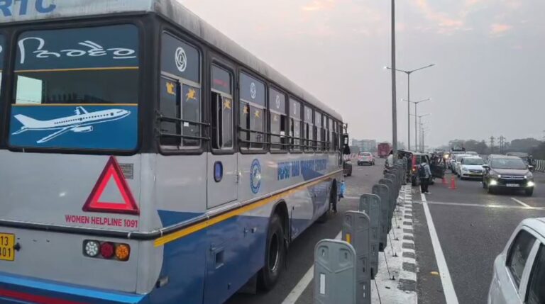 ਲੁਧਿਆਣਾ ਦੇ ਪਾਰਕ ਪਲਾਜ਼ਾ ਫਲਾਈਓਵਰ ‘ਤੇ  ਹਾਦਸਾ/ ਬੱਸ ਤੇ ਸਕਾਰਪੀਓ ਕਾਰ ਵਿਚਾਲੇ ਭਿਆਨਕ ਟੱਕਰ/ ਜਾਨੀ ਹਾਨੀ ਤੋਂ ਬਚਾਅ, ਕਾਰ ਦਾ ਹੋਇਆ ਨੁਕਸਾਨ