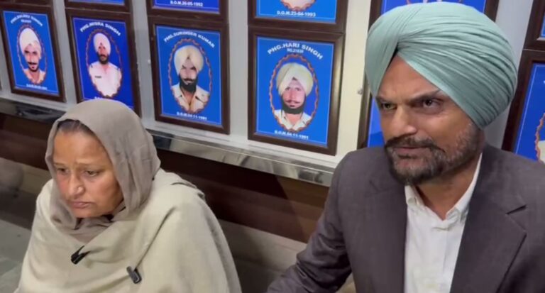 ਮਾਨਸਾ ਐਸਐਸਪੀ ਦਫਤਰ ਅੱਗੇ ਸਿੱਧੂ ਦੇ ਮਾਪਿਆਂ ਦਾ ਧਰਨਾ/ ਕੰਪਨੀਆਂ ਨਾਲ ਧੋਖਾਧੜੀ ਦੇ ਮਾਮਲੇ ’ਚ ਮੰਗਿਆ ਇਨਸਾਫ