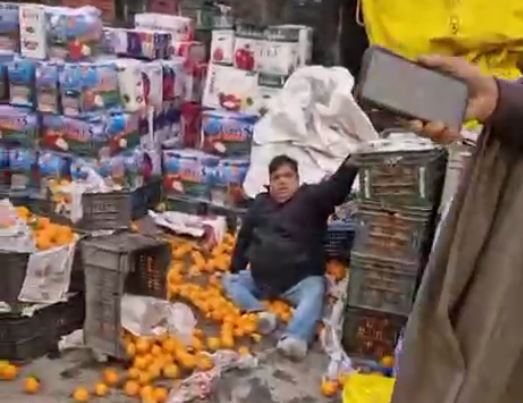 ਲੁਧਿਆਣਾ ਦੀ ਸਬਜ਼ੀ ਮੰਡੀ ਅੰਦਰ ਖੂਨੀ ਝੜਪ/ ਫੜ ਨੂੰ ਲੈ ਕੇ ਆਪਸ ਭਿੱੜ ਦੋ ਆੜ੍ਹਤੀ ਧੜੇ/ ਜੰਮ ਕੇ ਹੋਈ ਕੁੱਟਮਾਰ, ਇਕ ਦੀ ਹਾਲਤ ਗੰਭੀਰ