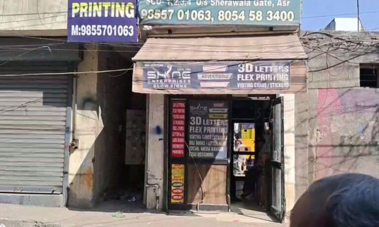 ਅੰਮ੍ਰਿਤਸਰ ’ਚ ਪ੍ਰਿੰਟਿੰਗ ਪ੍ਰੈੱਸ ਅੰਦਰ ਚੋਰੀ/ ਸ਼ਟਰ ਤੋੜ ਕੇ ਅੰਜ਼ਾਮ ਦਿੱਤੀ ਵਾਰਦਾਤ/ ਘਟਨਾ ਸੀਸੀਟੀਵੀ ’ਚ ਕੈਦ