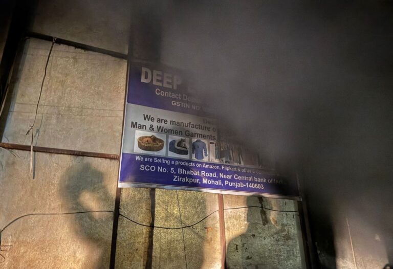 ਜ਼ੀਰਕਪੁਰ ਦੇ ਪਭਾਤ ’ਚ ਗੋਦਾਮ ਨੂੰ ਅੱਗ/ ਲੱਖਾਂ ਦਾ ਸਾਮਾਨ ਸੜ ਕੇ ਸੁਆਹ