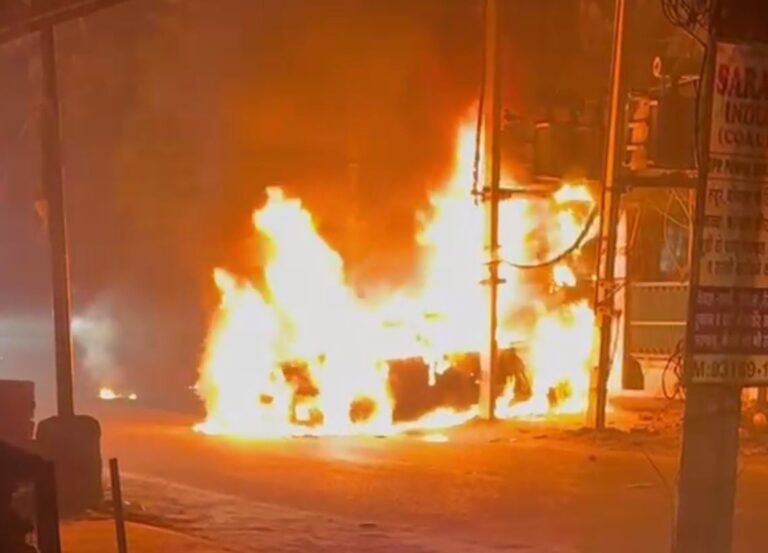 ਲੁਧਿਆਣਾ ’ਚ ਤੇਜ਼ ਰਫ਼ਤਾਰੀ ਦਾ ਕਹਿਰ/ ਖੰਭੇ ਨਾਲ ਟਕਰਾਈ BMW ਕਾਰ/ ਟ੍ਰਾਂਸਫਾਰਮਰ ਡਿੱਗਣ ਨਾਲ ਲੱਗੀ ਅੱਗ