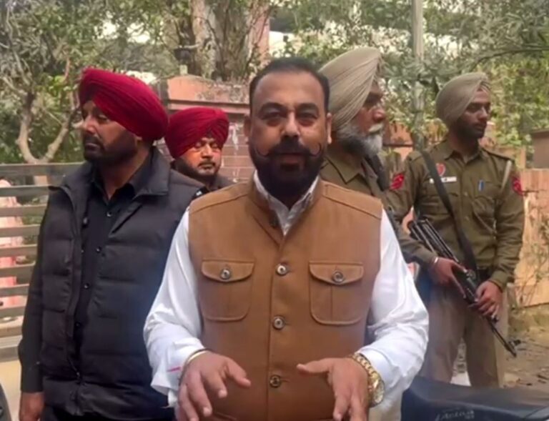 ਗੁਰਦਾਸਪੁਰ ਜ਼ਿਲ੍ਹਾ ਕਚਹਿਰੀਆਂ ਬਾਹਰੋਂ ਮੋਟਰ ਸਾਇਕਲ ਚੋਰੀ/ ਦਿਨ-ਦਿਹਾੜੇ ਵਾਪਰੀ ਘਟਨਾ ਤੋਂ ਪੁਲਿਸ ਮੁਸ਼ਤੈਦੀ ’ਤੇ ਉੱਠੇ ਸਵਾਲ