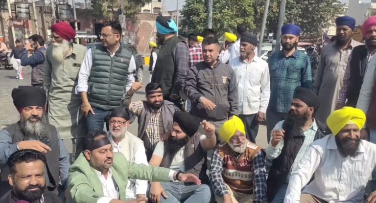 ਅੰਮ੍ਰਿਤਸਰ ’ਚ ਹਰਿਆਣਾ ਸੀਐਮ ਨਾਇਬ ਸਿੰਘ ਸੈਣੀ ਦਾ ਵਿਰੋਧ/ ਆਪ ਵਿਧਾਇਕਾਂ ਨੇ ਕੀਤਾ ਪ੍ਰਦਰਸ਼ਨ/ ਸਿਰ ’ਤੇ ਕਾਲੀਆਂ ਪੱਟੀਆਂ ਬੰਨ੍ਹ ਕੇ ਪ੍ਰਗਟਾਇਆ ਰੋਸ