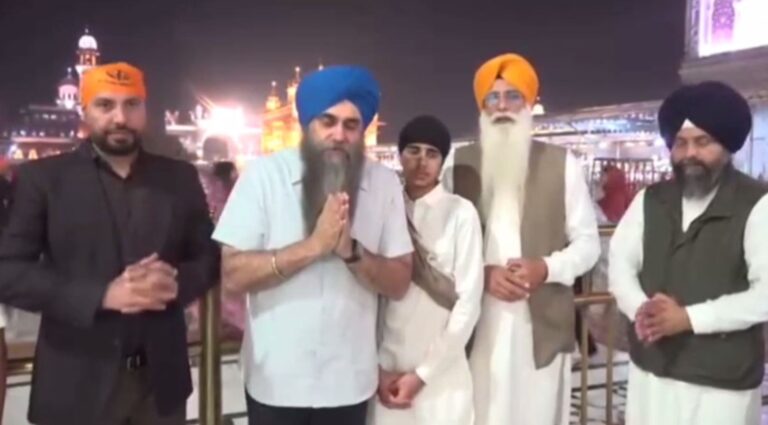 ਸ੍ਰੀ ਦਰਬਾਰ ਸਾਹਿਬ ਵਿਖੇ ਨਸਮਤਕ ਹੋਏ ਕੈਨੇਡਾ ਦੇ ਐਮਪੀ ਉਪਲ/ ਗੁਰੂ ਘਰ ਮੱਥਾ ਟੇਕ ਕੇ ਸਰਬੱਤ ਦੇ ਭਲੇ ਦੀ ਕੀਤੀ ਅਰਦਾਸ/ ਸੂਚਨਾ ਕੇਂਦਰ ਵਿਖੇ ਭਾਈ ਗਰੇਵਾਲ ਨੇ ਕੀਤਾ ਸਨਮਾਨਤ