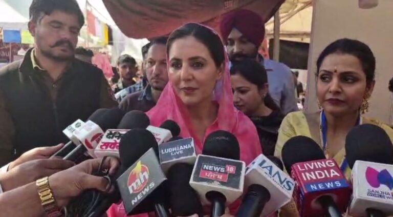 ਲੁਧਿਆਣਾ ਪੀਏਯੂ ਪਹੁੰਚੀ ਕਾਂਗਰਸੀ ਆਗੂ ਅੰਮ੍ਰਿਤਾ ਵੜਿੰਗ/ ਸਵਦੇਸ਼ੀ ਮੇਲੇ ’ਚ ਸ਼ਿਰਕਤ/ ਪ੍ਰਬੰਧਕਾਂ ਦੀ ਸ਼ਲਾਘਾ, ਰਾਸ਼ਨ ਤੇ ਸ਼ਗਨ ਸਕੀਮ ਨੂੰ ਲੈ ਕੇ ਘੇਰੀ ਸਰਕਾਰ