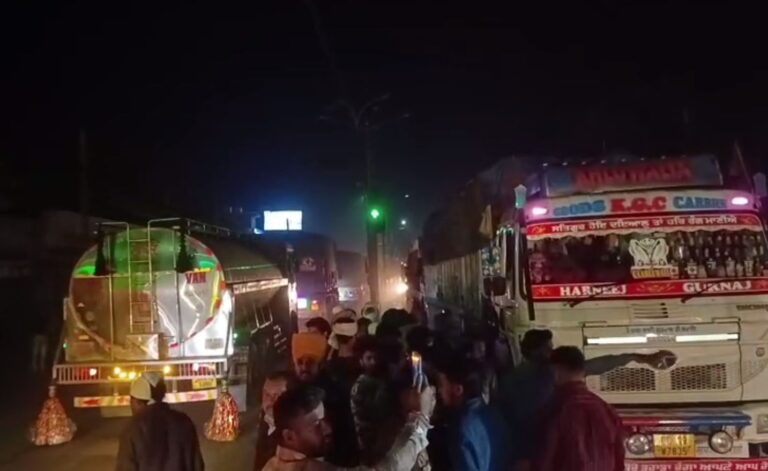 ਮਾਨਸਾ ’ਚ ਇਨਸਾਫ ਦੀ ਮੰਗ ਨੂੰ ਲੈ ਕੇ ਰੋਡ ਜਾਮ/ ਨੌਜਵਾਨ ਦੇ ਕਤਲ ਮਾਮਲੇ ’ ਮੰਗਿਆ ਇਨਸਾਫ/ ਪੁਲਿਸ ਨੇ ਮਾਮਲਾ ਦਰਜ ਕਰਨ ਦਾ ਦਿੱਤਾ ਭਰੋਸਾ