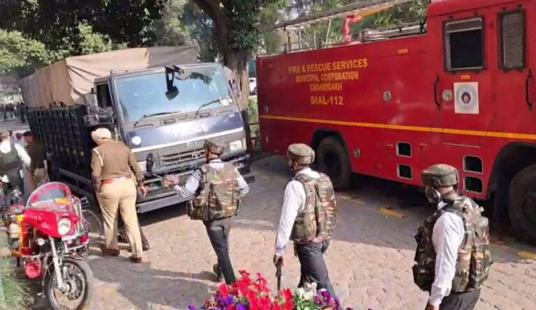 ਚੰਡੀਗੜ੍ਹ ਦੇ 5 ਸਕੂਲਾਂ ਨੂੰ ਬੰਬ ਨਾਲ ਉਡਾਨ ਦੀ ਧਮਕੀ/ ਸੁਰੱਖਿਆ ਏਜੰਸੀਆ ਨੇ ਸਕੂਲ ਪਹੁੰਚ ਕੇ ਜਾਂਚ ਕੀਤੀ ਸ਼ੁਰੂ