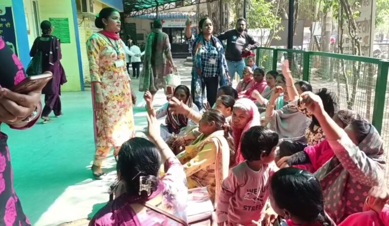 ਮੋਗਾ ਦੇ ਹਸਪਤਾਲ ’ਚ ਆਸ਼ਾ ਵਰਕਰਾਂ ਦਾ ਧਰਨਾ/ ਤਨਖਾਹ ਨਾ ਮਿਲਣ ਖਿਲਾਫ਼ ਕੀਤੀ ਨਾਅਰੇਬਾਜ਼ੀ/ ਕੰਮਕਾਜ ਦੇ ਬਾਈਕਾਟ ਦੀ ਦਿੱਤੀ ਚਿਤਾਵਨੀ