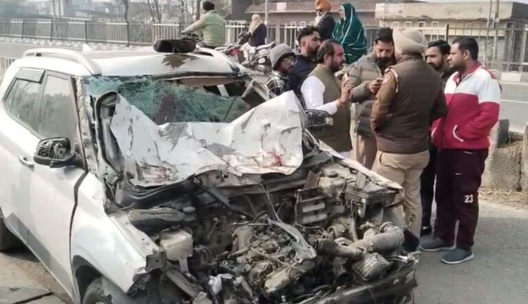 ਹੁਸ਼ਿਆਰਪੁਰ ’ਚ ਸਟੂਕਰ-ਕਾਰ ਟੱਕਰ ’ਚ 4 ਦੀ ਮੌਤ/ ਪੈਲੇਸ ’ਚ ਵੇਟਰ ਵਜੋਂ ਕੰਮ ਕਰਦੇ ਸੀ ਚਾਰੇ ਨੌਜਵਾਨ