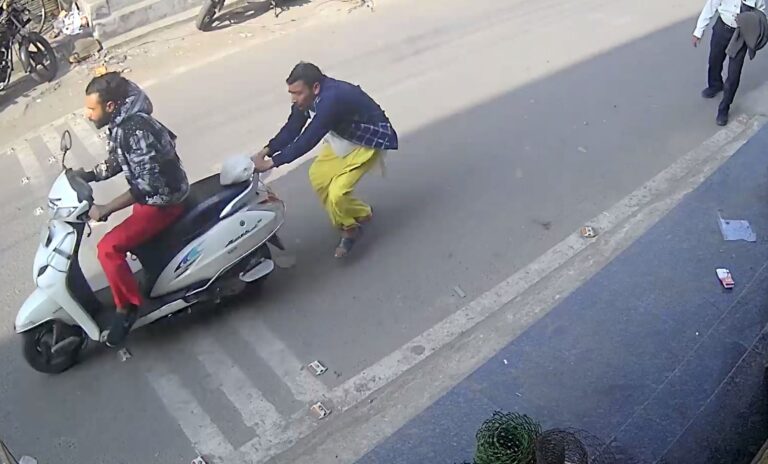 ਜਲੰਧਰ ’ਚ ਪੁਜਾਰੀ ਤੋਂ ਐਕਟਿਵਾ ਖੋਹ ਕੇ ਲੁਟੇਰਾ ਫਰਾਰ/ ਪੁਜਾਰੀ ਨੂੰ 100 ਮੀਟਰ ਤਕ ਘਸੀਟ ਕੇ ਲੈ ਗਿਆ ਲੁਟੇਰਾ/ ਘਟਨਾ ਸੀਸੀਟੀਵੀ ’ਚ ਕੈਦ, ਪੁਲਿਸ ਕਰ ਰਹੀ ਜਾਂਚ