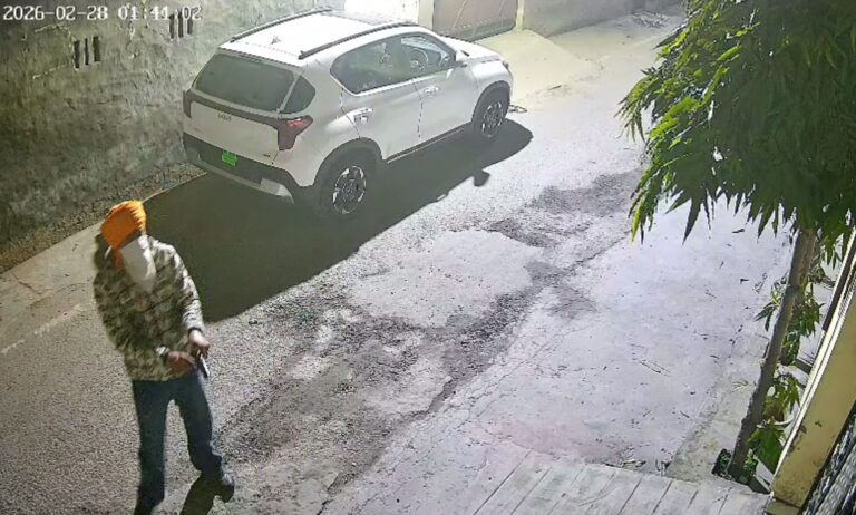 ਜਲੰਧਰ ’ਚ ਡਾਕਟਰ ਦੇ ਘਰ ’ਤੇ ਫਾਇਰਿੰਗ/  ਮੋਟਰ ਸਾਈਕਲ ਸਵਾਰ ਗੋਲੀਆਂ ਚਲਾ ਕੇ ਫਰਾਰ/ ਪੁਲਿਸ ਨੇ ਜਾਂਚ ਕੀਤੀ ਸ਼ੁਰੂ