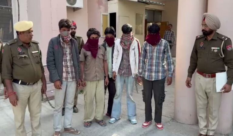 ਫਾਜਿਲਕਾ ਪੁਲਿਸ ਵੱਲੋਂ ਲੁਟੇਰਾ ਗਰੋਹ ਦਾ ਪਰਦਾਫਾਸ਼/ 5 ਜਣਿਆਂ ਨੂੰ ਗ੍ਰਿਫਤਾਰ ਕਰ ਕੇ ਅਗਲੀ ਕਾਰਵਾਈ ਸ਼ੁਰੂ/ ਕਾਰ ਸਵਾਰਾਂ ਨੂੰ ਘੇਰ ਕੇ ਕੁੱਟਮਾਰ ਕਰਦਿਆਂ ਕੀਤੀ ਸੀ ਲੁੱਟ