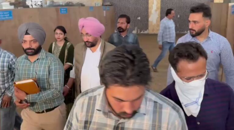 ਬਠਿੰਡਾ ’ਚ ਵਿਜੀਲੈਂਸ ਹੱਥ ਵੱਡੀ ਸਫਲਤਾ/ 10 ਹਜ਼ਾਰ ਰਿਸ਼ਵਤ ਲੈਂਦਾ ਪਟਵਾਰੀ ਕਾਬੂ/ ਇੰਤਕਾਲ ਕਰਨ ਬਦਲੇ ਮੰਗੀ ਸੀ ਰਿਸ਼ਵਤ