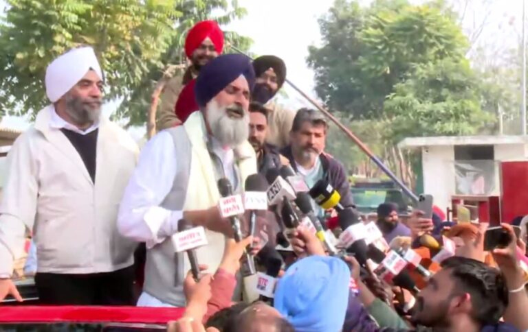 ਨਾਭਾ ਜੇਲ੍ਹ ’ਚੋਂ ਬਾਹਰ ਆਏ ਬਿਕਰਮ ਮਜੀਠੀਆ/ ਸਰਕਾਰ ਵੱਲ ਸਾਧੇ ਤਿੱਖੇ ਨਿਸ਼ਾਨੇ/ ਮੁੱਛਾਂ ਨੂੰ ਤਾਅ ਦੇਂਦਿਆਂ ਕੀਤੇ ਸਿਆਸੀ ਹਮਲੇ