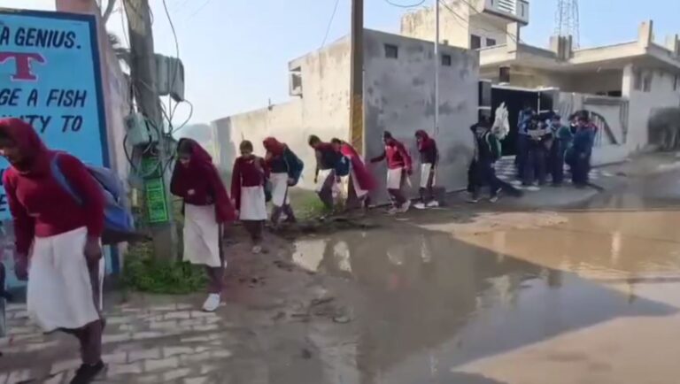 ਗੁਰਦਾਸਪੁਰ ਦੇ ਕਸਬਾ ਦੋਰਾਂਗਲਾ ਵਾਸੀ ਗੰਦੇ ਪਾਣੀ ਤੋਂ ਪ੍ਰੇਸ਼ਾਨ/ ਸਕੂਲ ਦੇ ਗੇਟ ਅੱਗੇ ਲੱਗਿਆ ਗੰਦੇ ਪਾਣੀ ਦਾ ਛੱਪੜ