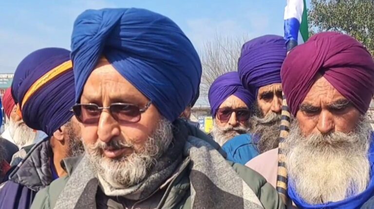 ਬਟਾਲਾ ’ਚ  ਵਿਧਾਇਕ ਦੇ ਘਰ ਅੱਗੇ ਕਿਸਾਨਾਂ ਦਾ ਧਰਨਾ/ ਕਿਸਾਨੀ ਮੰਗਾਂ ਨੂੰ ਲੈ ਕੇ ਕੀਤੀ ਨਾਅਰੇਬਾਜ਼ੀ