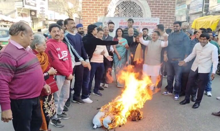 ਗੁਰਦਾਸਪੁਰ ’ਚ ਭਾਜਪਾ ਆਗੂਆਂ ਦਾ ਪ੍ਰਦਰਸ਼ਨ/ ਰਾਹੁਲ ਗਾਂਧੀ ਦਾ ਪੁਤਲਾ ਫੂਕ ਕੇ ਕੀਤੀ ਨਾਅਰੇਬਾਜ਼ੀ