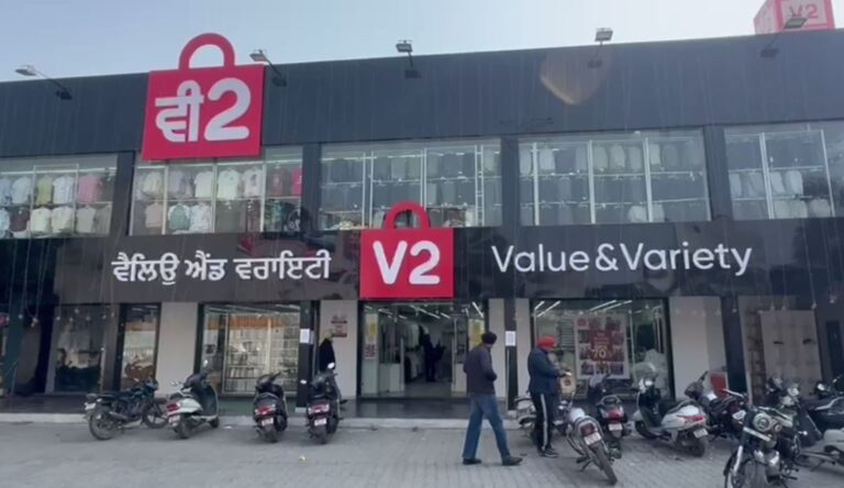 ਸੰਗਰੂਰ ਦੇ ਧੂਰੀ ’ਚ ਅਵਾਰਾ ਪਸ਼ੂਆਂ ਦਾ ਕਹਿਰ/ ਸ਼ੋਅਰੂਮ ਅੰਦਰ ਦਾਖਲ ਹੋਏ ਲੜਦੇ ਅਵਾਰਾ ਪਸ਼ੂ