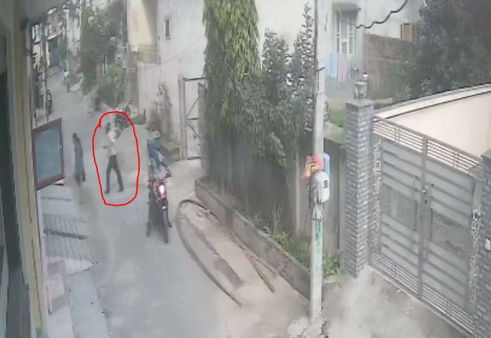 ਗੁਰਦਾਸਪੁਰ ’ਚ ਵਾਲੀਆਂ ਝਪਟ ਕੇ ਲੁਟੇਰਾ ਫਰਾਰ/ ਘਟਨਾ ਸੀਸੀਟੀਵੀ ਕੈਮਰੇ ’ਚ ਕੈਦ/ ਪਾਣੀ ਮੰਗਣ ਬਹਾਨੇ ਕੀਤੀ ਅੰਜ਼ਾਮ ਦਿੱਤੀ ਵਾਰਦਾਤ