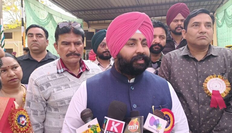 ਮੰਤਰੀ ਹਰਜੋਤ ਬੈਂਸ ਦੀ ਵਪਾਰੀਆਂ ਨਾਲ ਮੀਟਿੰਗ/ ਸੜਕ ਲਈ ਜ਼ਮੀਨ ਮਾਮਲੇ ਬਾਰੇ ਕੀਤੀ ਗੱਲਬਾਤ