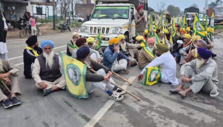 ਸਮਾਣਾ ’ਚ ਕਿਸਾਨਾਂ ਦੇ ਧਰਨੇ ਕਾਰਨ ਜਾਮ/ ਸਮਾਣ-ਭਵਾਨੀਗੜ੍ਹ ਰੋਡ ’ਤੇ ਆਵਾਜਾਈ ਪ੍ਰਭਾਵਿਤ/ ਬੀਕੇਯੂ ਏਕਤਾ ਉਗਰਾਹਾਂ ਦੇ ਆਗੂਆਂ ਨੇ ਕੀਤਾ ਪ੍ਰਦਰਸ਼ਨ