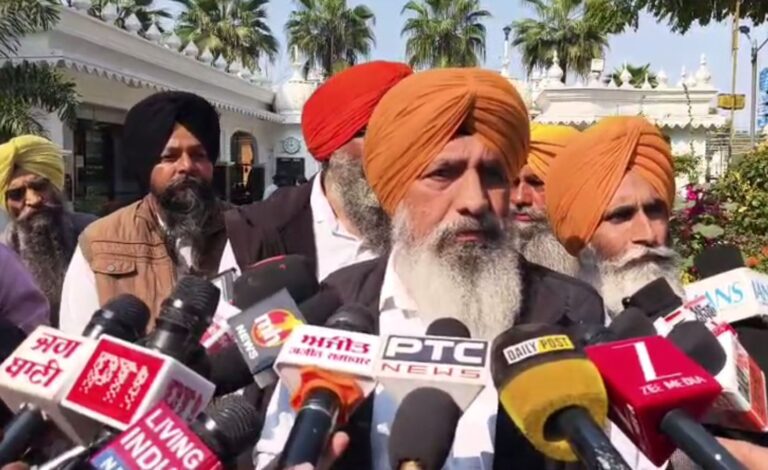 ਐਸਜੀਪੀਸੀ ਸਕੱਤਰ ਦਾ ਸਾਬਕਾ ਜਥੇਦਾਰ ’ਤੇ ਪਲਟਵਾਰ/   ਸਰਕਾਰ ਦੇ ਪ੍ਰਭਾਵ ਹੇਠਾਂ ਆ ਕੇ ਬਿਆਨਬਾਜ਼ੀ ਦੇ ਇਲਜ਼ਾਮ