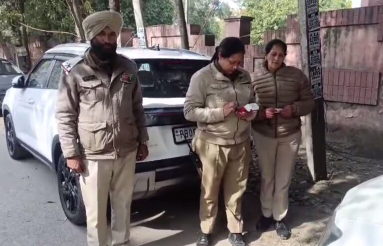 ਗੁਰਦਾਸਪੁਰ ਪੁਲਿਸ ਦਾ ਗਲਤ ਪਾਰਕਿੰਗ ਖਿਲਾਫ ਐਕਸ਼ਨ/ ਕਚਹਿਰੀ ਦੇ ਬਾਹਰ ਗਲਤ ਪਾਰਕਿੰਗ ਦੇ ਕੱਟੇ ਚੱਲਾਨ