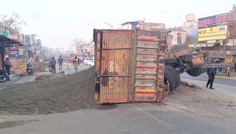 ਬਟਾਲਾ ਦੇ ਗਾਂਧੀ ਚੌਂਕ ’ਚ ਪਲਟਿਆ ਰੇਤ ਦਾ ਭਰਿਆ ਟਰਾਲਾ/ ਅੰਦਰ ਫਸਿਆ ਡਰਾਈਵਰ, ਮੁਸ਼ਕਲ ਨਾਲ ਕੱਢਿਆ ਬਾਹਰ