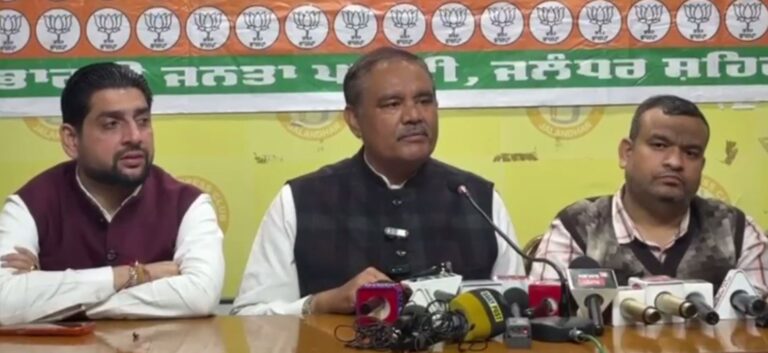 ਜਲੰਧਰ ’ਚ ਵਿਜੈ ਸਾਪਲਾ ਨੇ ਘੇਰੀ ਕਾਂਗਰਸ/ AI ਸਮਿਟ ‘ਚ ਟੀ-ਸ਼ਰਟ ਉਤਾਰਨ ਨੂੰ ਦੱਸਿਆ ਸਾਜ਼ਿਸ਼/ ਕਿਹਾ ਦੇਸ਼ ਨੂੰ ਬਦਨਾਮ ਕਰਨਾ ਚਾਹੁੰਦੀ ਹੈ ਕਾਂਗਰਸ